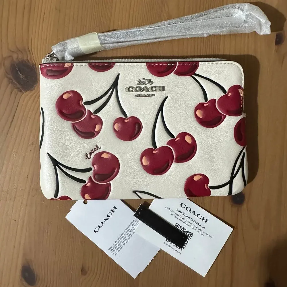NWT 🍒 Corner Zip Wristlet With Cherry Print - sardegnatoujours.com